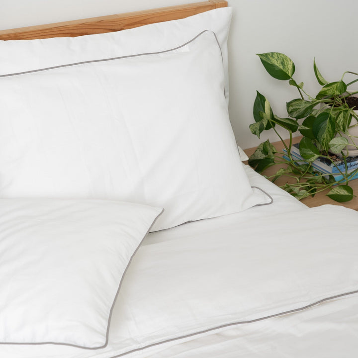 Homebird Textiles Lts. White/Navy / King Piped Soft & Cozy Sateen Duvet Set