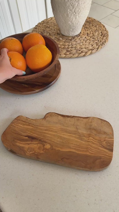 Creator Bea covers cut oranges with a Fruit beeswax wrap
