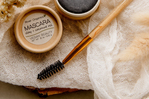 Finding a zero waste mascara that works well and doesn’t break the bank isn’t easy. We’ve done the research and laid it out to help you find the perfect zero waste mascara for everyday use.